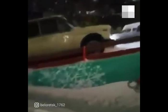 Россиянин заехал на автомобиле на детскую горку и попал на видео