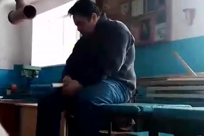 Российские школьники сняли на видео падение пьяного учителя на уроке