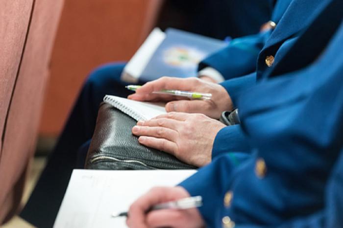 Российских чиновников оденут в военизированную форму