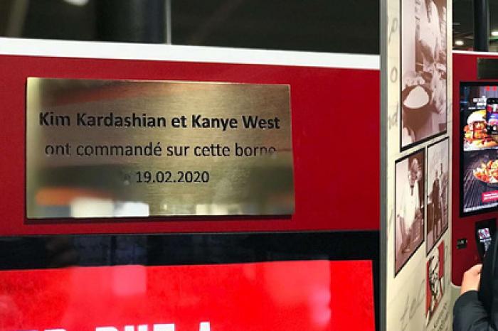 Сотрудники KFC установили мемориальную доску в честь Ким Кардашьян и ее мужа