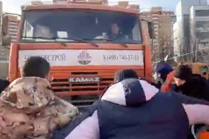Сотрудники строительной компании избили протестующих москвичей и депутатов