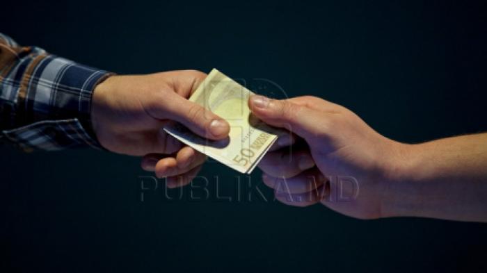 Стала известна общая сумма взяток, предложенных в прошлом году чиновникам