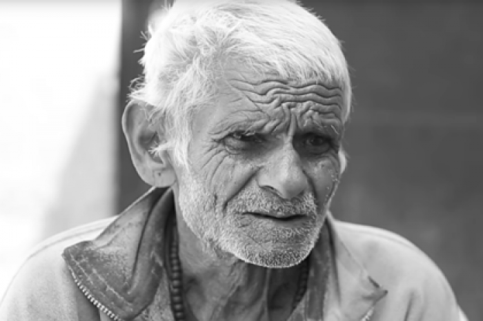 Ставший отцом в 96 лет 104-летний мужчина покурил в кровати и умер
