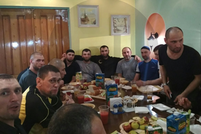 Тюремщики начали проверку после застолья убийцы Немцова в российской колонии