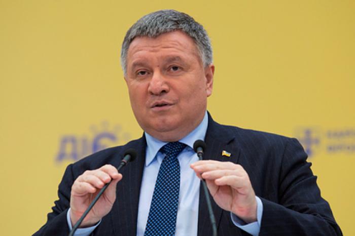 Украинцы пришли к офису Зеленского с требованием отставки Авакова