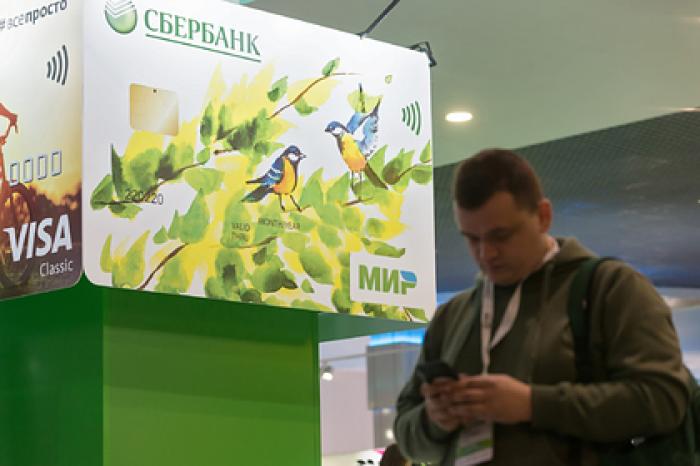Владельцы карт «Мир» Сбербанка смогут снимать наличные в сельских магазинах