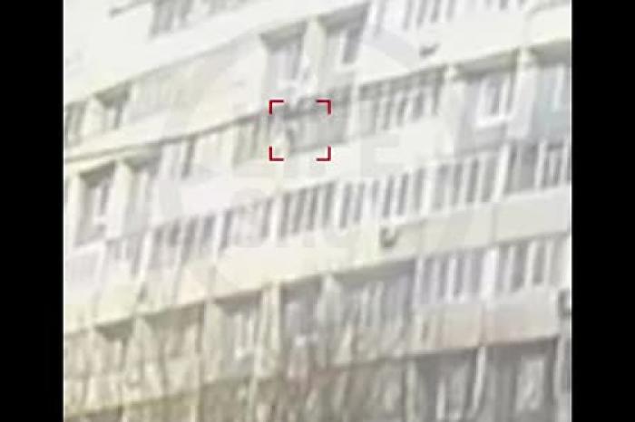 Вор попытался уйти от полицейских по простыням, сорвался и попал на видео