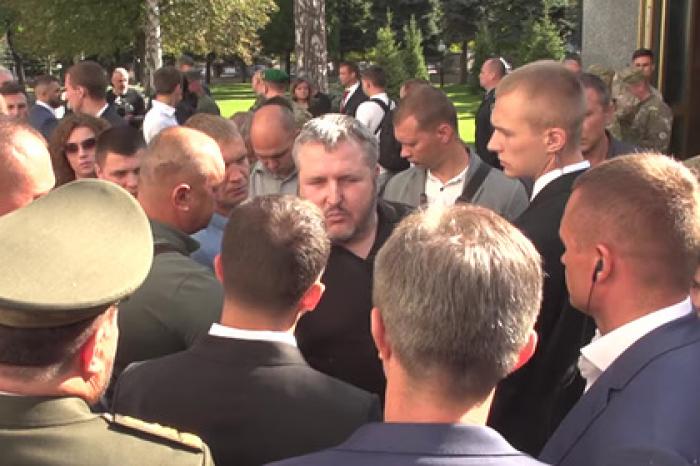 Зеленский назвал треплом военного за вопрос об уклонении президента от службы