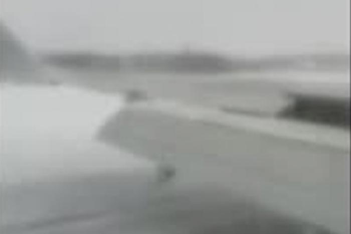 Жесткую посадку российского самолета без шасси сняли на видео из салона