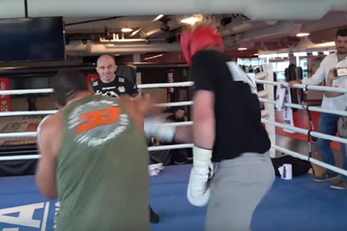 Боец UFC нокаутировал звезду YouTube