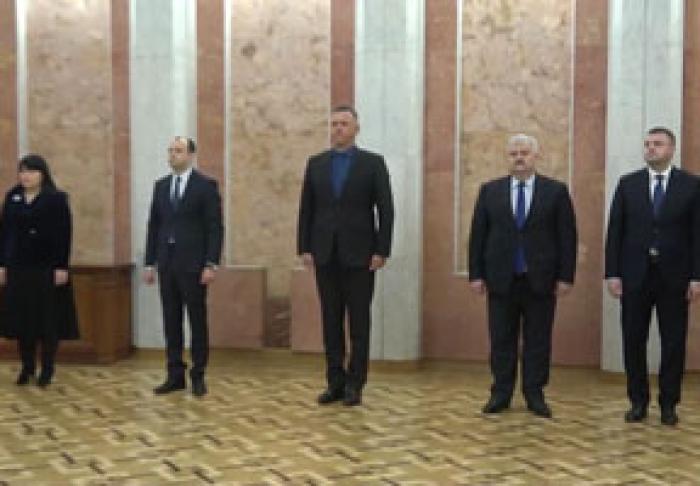 CINCI MINIŞTRI NOI AU DEPUS JURĂMÂNTUL