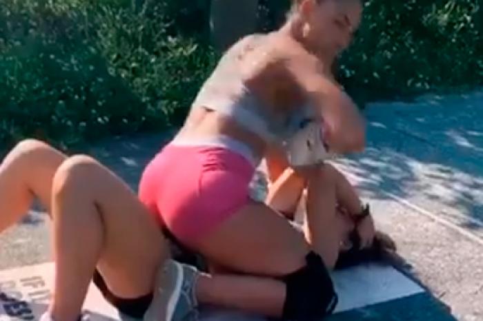 Девушка-боец MMA потренировалась на улице в белье и вызвала споры среди фанатов