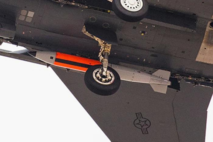 F-15E показался с новой ядерной бомбой