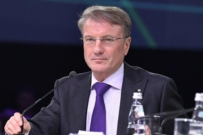 Греф подарил президенту Татарстана новый девайс от Сбербанка