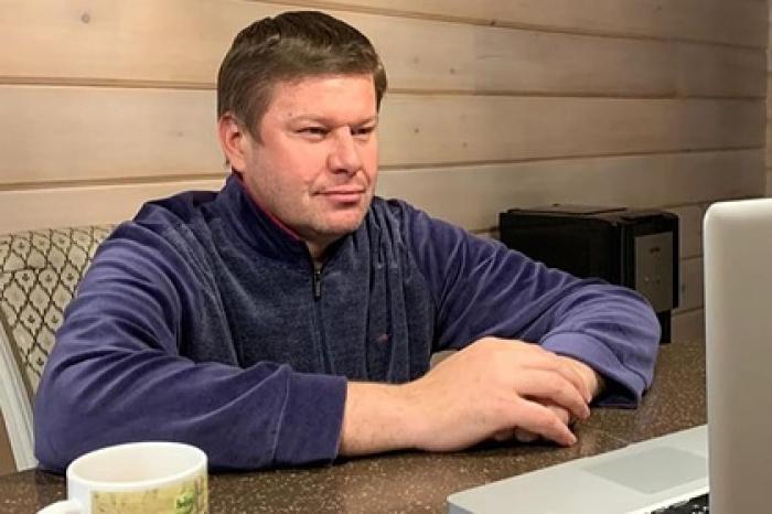 Губерниев вышел из дома и потребовал «полного и тотального» карантина