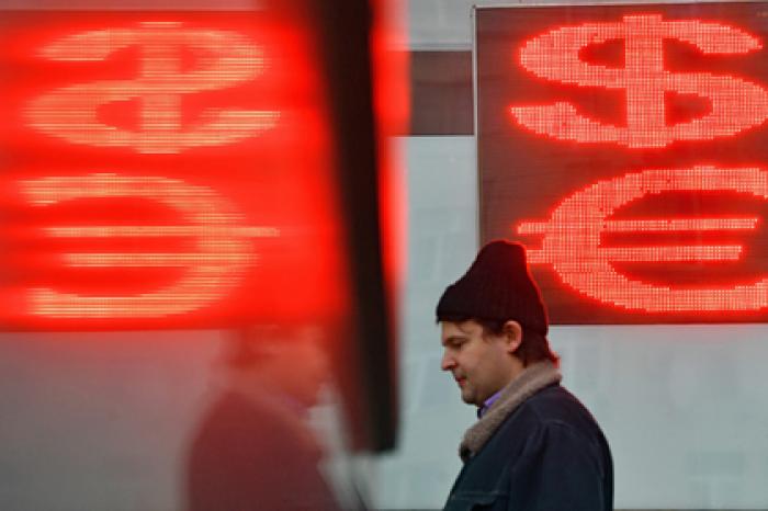 Курс рубля рухнул до минимума за четыре года