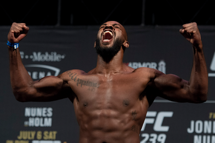 Лучшего бойца UFC арестовали