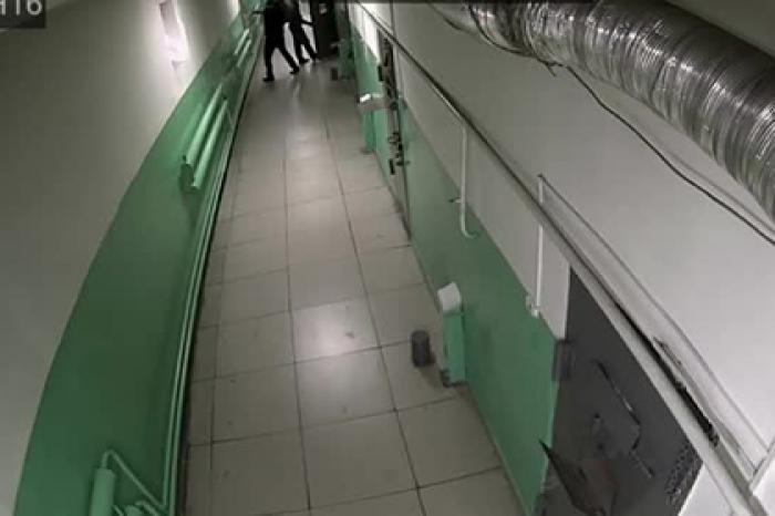 Массовый побег арестантов из российского изолятора попал на видео