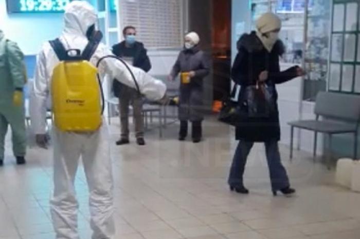 Медики в спецкостюмах прибыли в российскую школу за летавшей во Францию ученицей