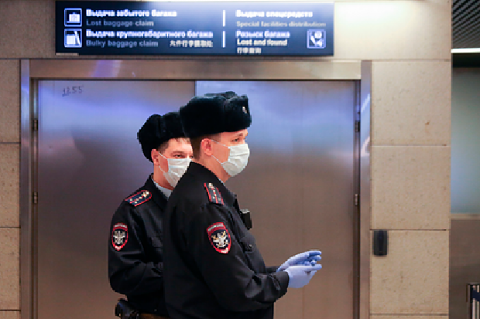 Пассажиров московских аэропортов отдалят друг от друга из-за коронавируса