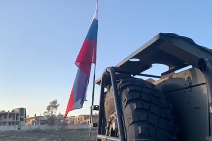 Патруль российских военных в сирийском городе на линии фронта сняли на видео
