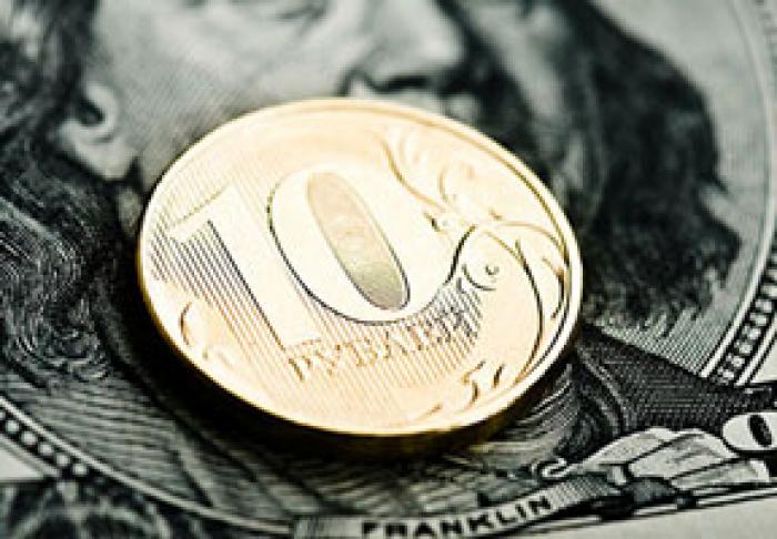 PIAŢA VALUTARĂ S-A ÎNVIORAT CU CEREREA DE DOLARI SUA ŞI RUBLE RUSEŞTI – OPINIA DEALERILOR VALUTARI
