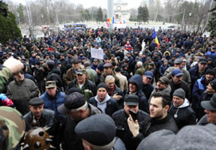 PREMIERUL CONSIDERĂ CĂ PROTESTUL DIN FAŢA GUVERNULUI ESTE ORGANIZAT DE „FORŢE POLITICE TĂINUITE”