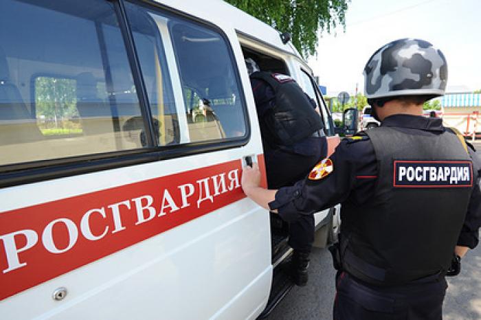 Пьяный росгвардеец протаранил две машины и показал половой орган
