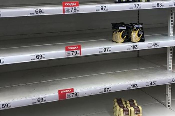 Россияне из-за коронавируса начали массово скупать крупу, макароны и консервы