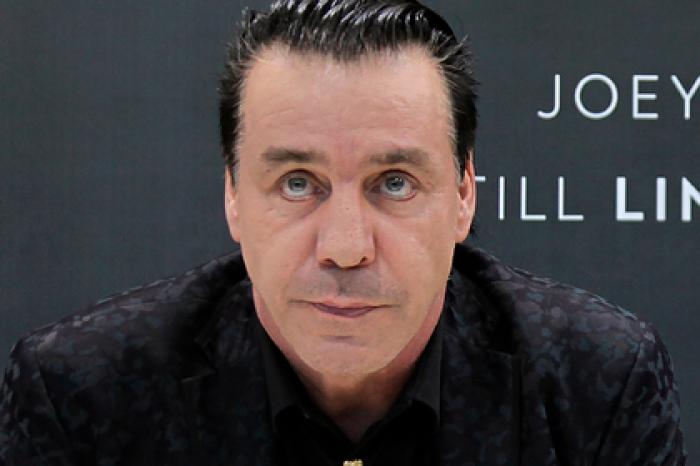 Солист Rammstein Тилль Линдеманн госпитализирован с коронавирусом