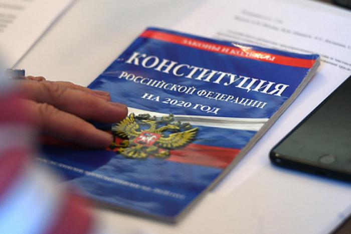 С плакатов о голосовании по Конституции убрали дату