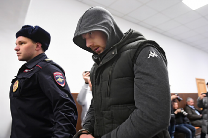 Ударивший Голунова полицейский извинился в суде