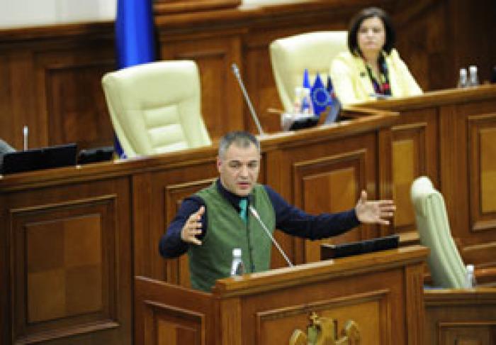 UN DEPUTAT CONSIDERĂ CĂ STAREA DE URGENŢĂ SE INSTITUIE PENTRU A ASIGURA PREGĂTIREA LUI IGOR DODON PENTRU ALEGERILE PREZIDENŢIALE