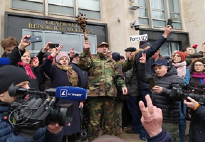 VETERANII ŞI MAI MULŢI LIDERI AI PARTIDELOR UNIONISTE DESFĂŞOARĂ UN PROTEST LA CHIŞINĂU