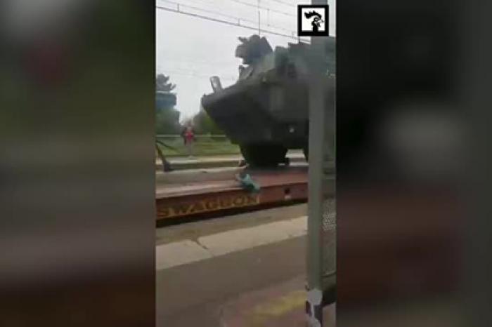 В Париж вошла военная техника