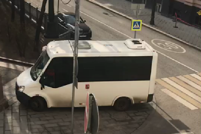 В центре Москвы начали призывать гуляк разойтись по домам