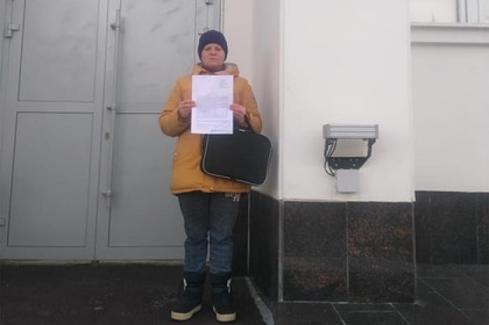 Живущая в бане с ребенком россиянка встала на колени перед властями ради жилья