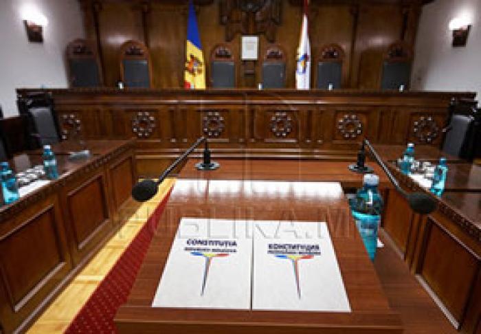 CURTEA CONSTITUŢIONALĂ A SUSPENDAT INTRAREA ÎN VIGOARE A LEGII PRIVIND RATIFICAREA ACORDULUI CREDITULUI RUSESC
