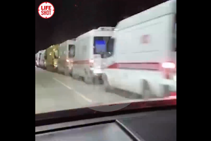Десятки скорых с зараженными коронавирусом встали в пробку в Москве