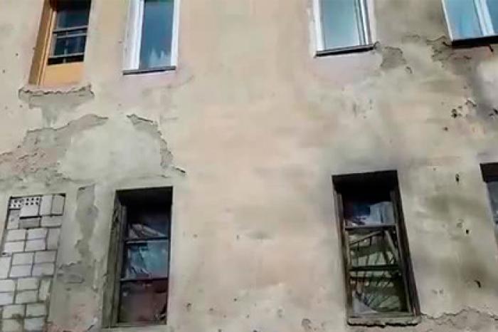 Дважды признанный аварийным дом разрушился на глазах россиян