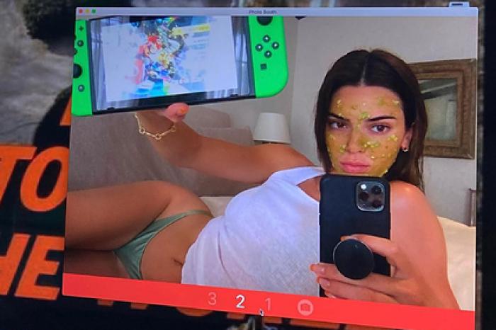 «Единственная красавица Кардашьян» сфотографировала себя в трусах на самоизоляции