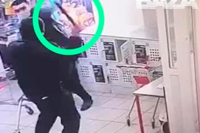 Напавший с мачете на охранника в московском магазине попал на видео