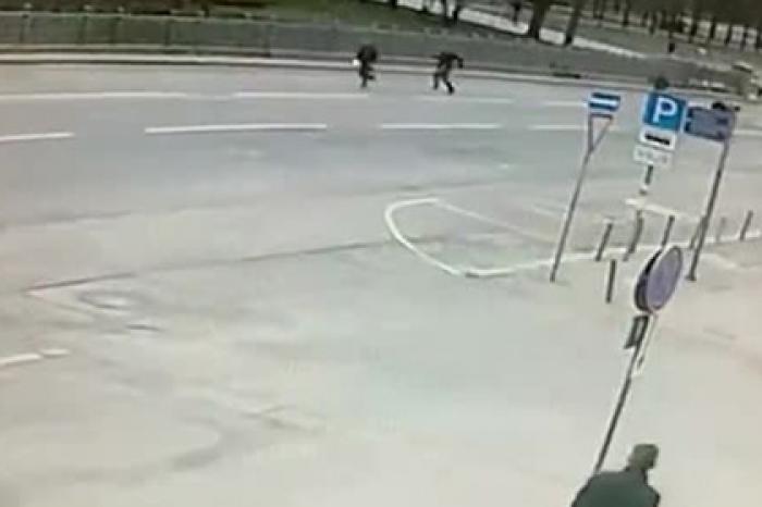 Погоня оперативников за получателем взятки для майора полиции попала на видео