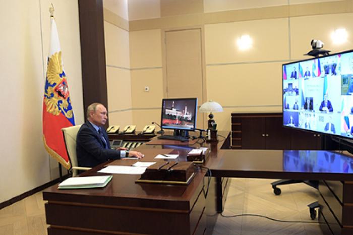 Путин поручил помочь регионам сотнями миллиардов рублей