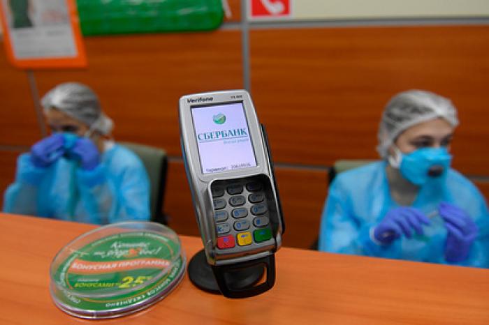 Россияне начали отказываться от наличных денег из-за коронавируса