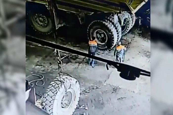 Россиянин попытался снять колесо с самосвала и погиб