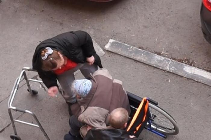 Россиянка избила пенсионерку в инвалидной коляске и попала на видео
