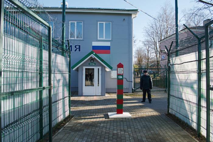 Россиян посадили на карантин в приграничном городе с видом на их дом в Эстонии