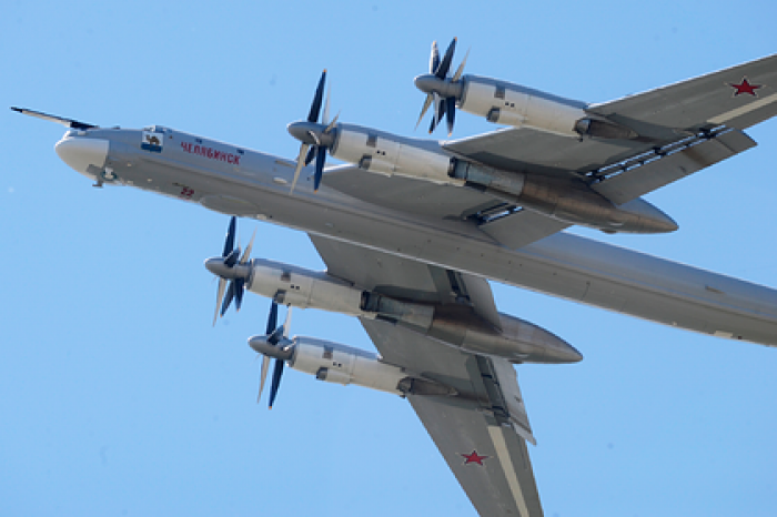 Российский Ту-95МС ушел из-под ракетного удара