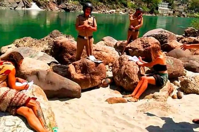 Шестеро туристов прожили месяц в пещере из-за коронавируса